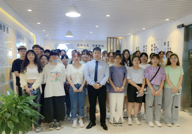  走出課堂 走進(jìn)企業(yè) | 河南財(cái)政金融學(xué)院應(yīng)屆畢業(yè)生走進(jìn)榮盛耐材參觀學(xué)習(xí)